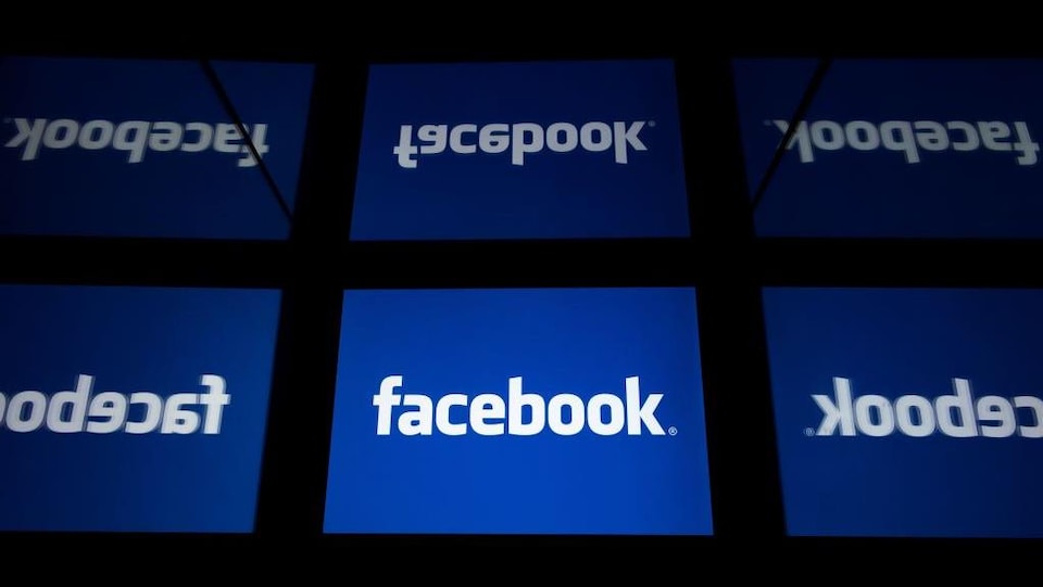 Des écrans arborent le logo blanc et bleu de Facebook.