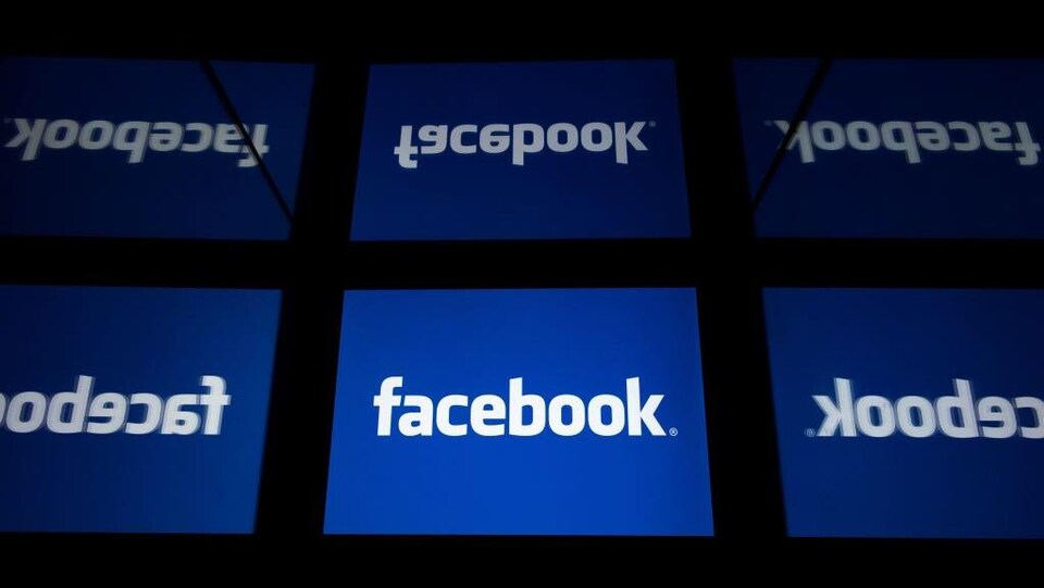 Des écrans superposés affichent le logo blanc et bleu de Facebook
