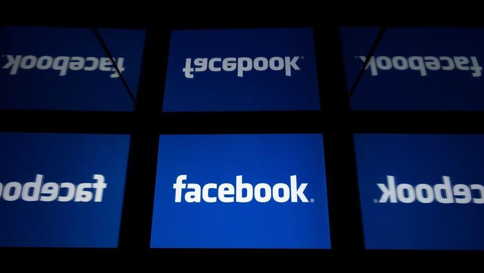 Des écrans arborent le logo blanc et bleu de Facebook