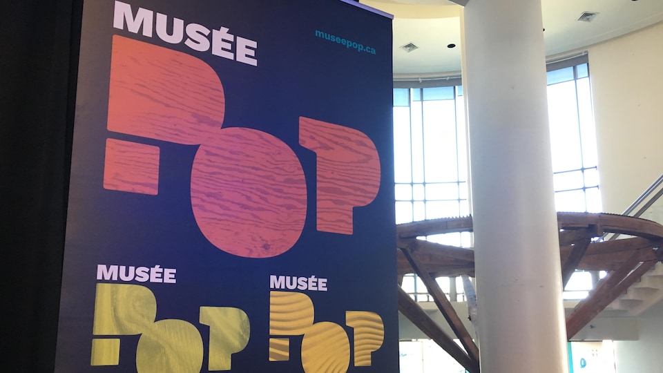 Affiche avec le nom du musée.