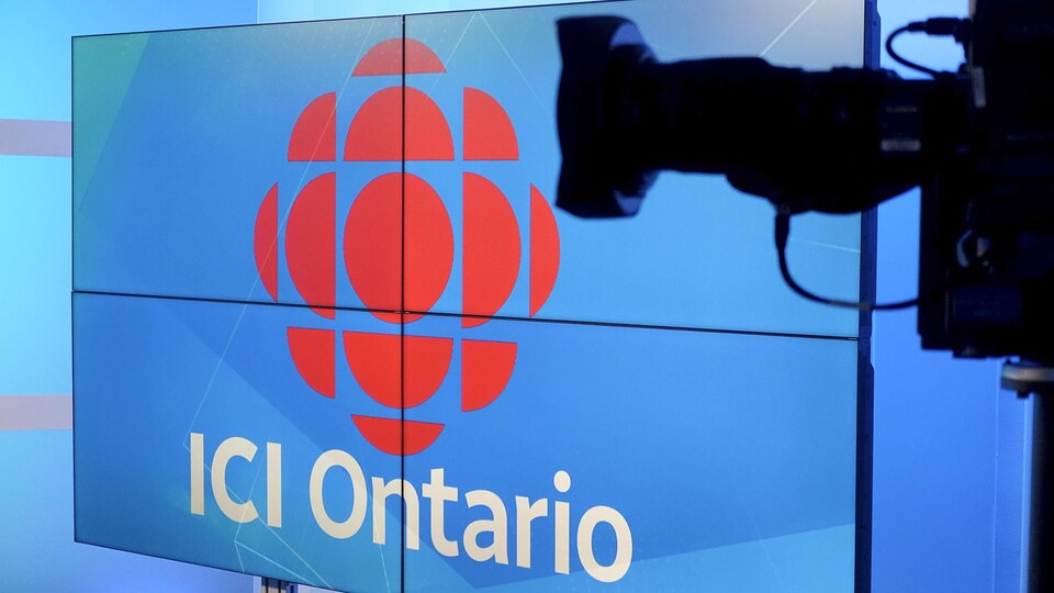 Le logo de Radio Canada, avec en amorce une caméra dans un studio.