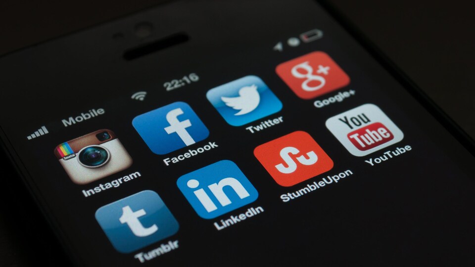 Des logos associés à différents médias sociaux
