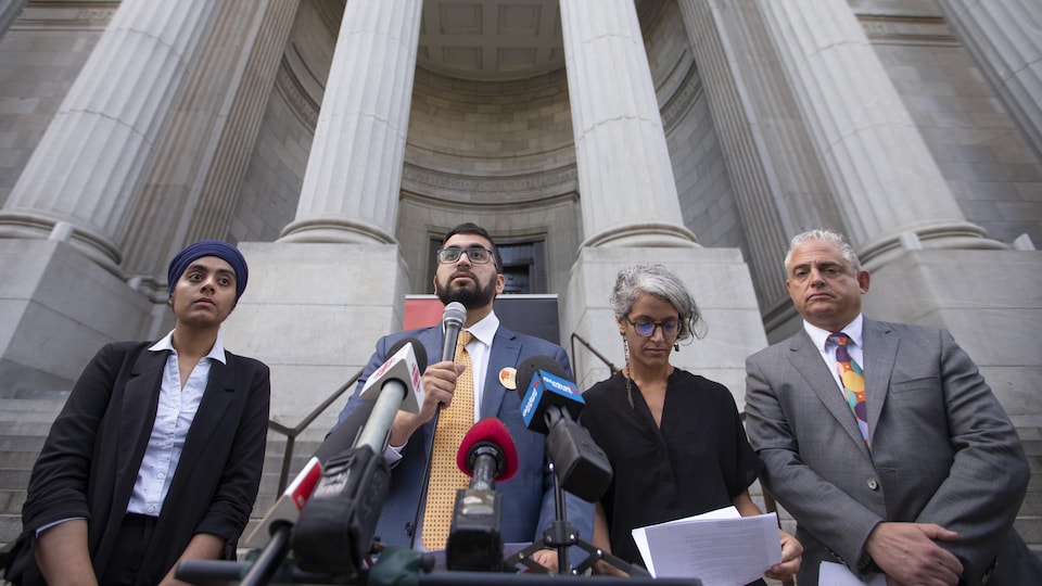 Des représentants du Conseil national des musulmans du Canada et de l'Association canadienne des libertés civiles lors d'une conférence de presse à Montréal.