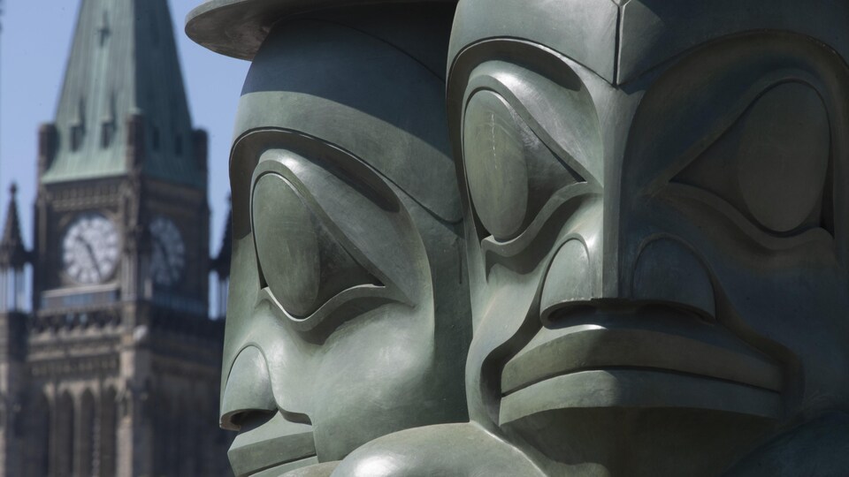 La statue « The Tree Watchmen » de l'artiste autochtone James Hart, située devant le parlement canadien.