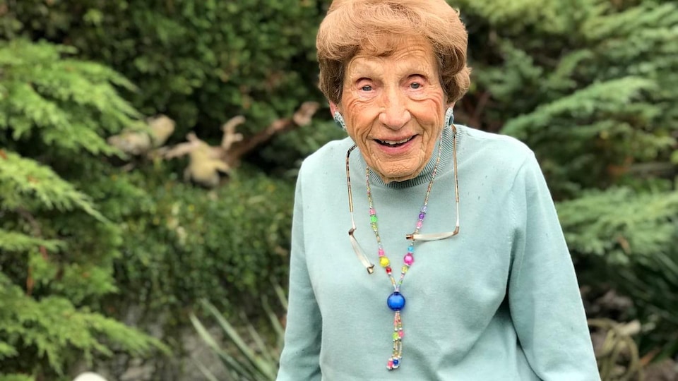 Photo de Mme Lola Holmes, souriante dans un jardin.