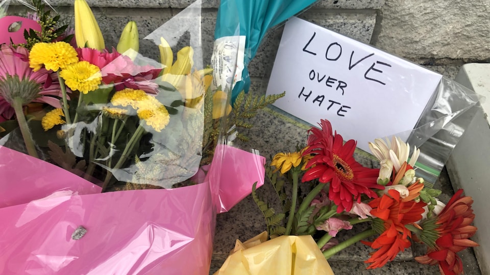 Des fleurs et un message « L'amour et non la haine » déposés à la mémoire des quatre personnes tuées à London.
