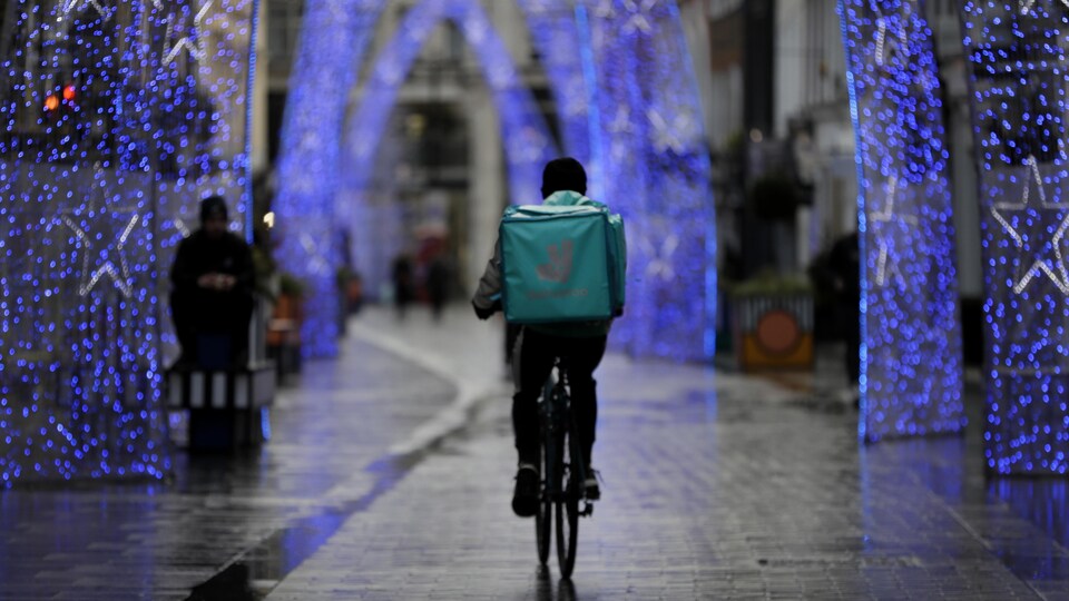 Un livreur circule à vélo à Londres.