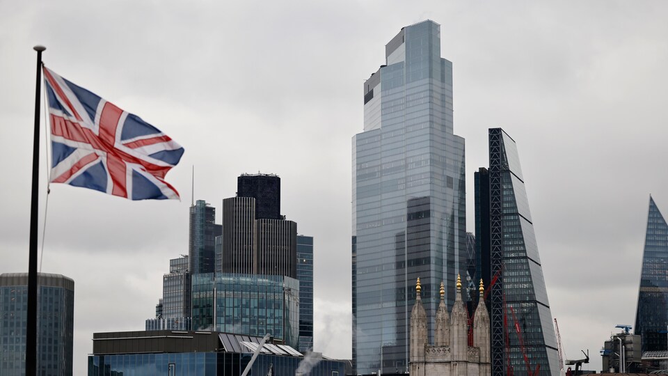 Un drapeau de l'Union flotte au vent près des immeubles de bureaux de la City de Londres.