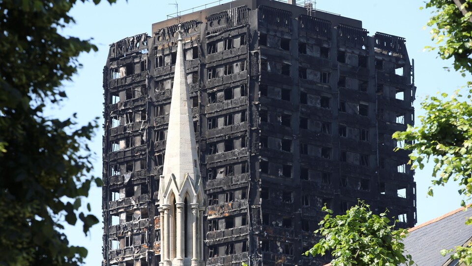 Un clocher devant la Grenfell Tower