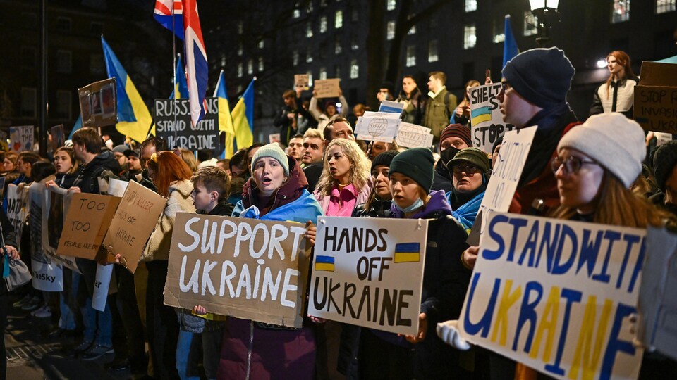  Des manifestants avec des affiches de sympathie pour l'Ukraine.