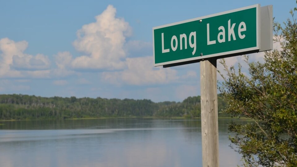 Un lac avec une pancarte indiquant qu'il s'agit du lac Long.