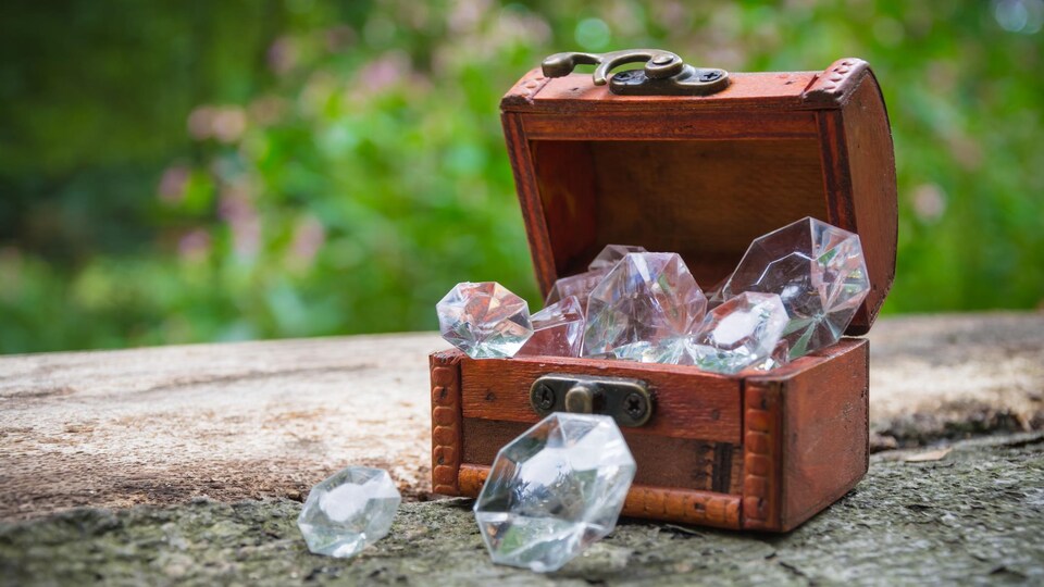 Un petit coffre au trésor ouvert et rempli de diamands