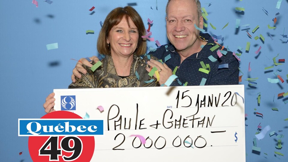 Un homme et une femme avec un chèque géant.