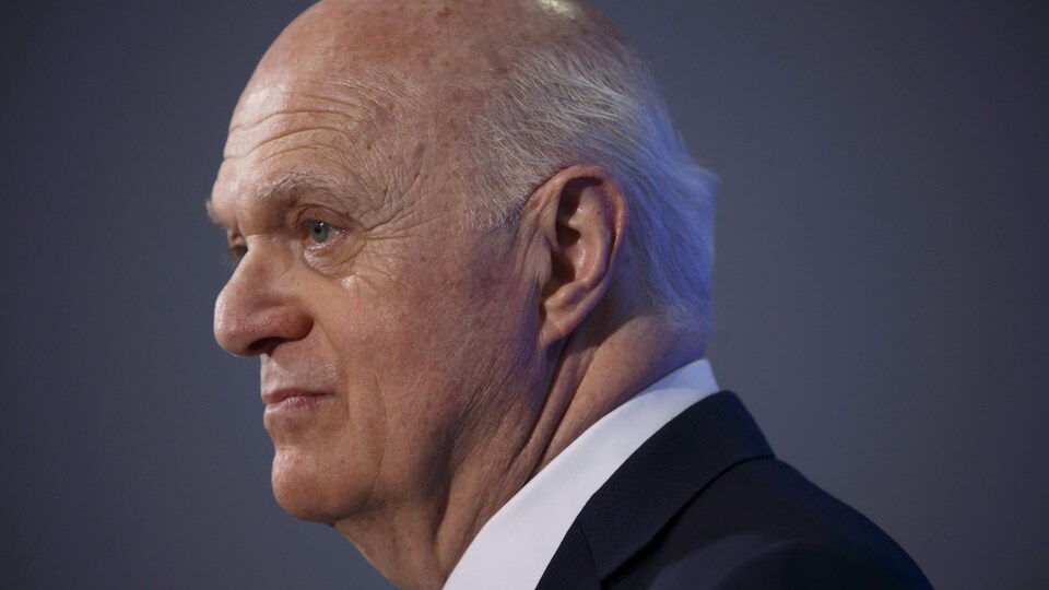 Gros plan de son visage de profil
