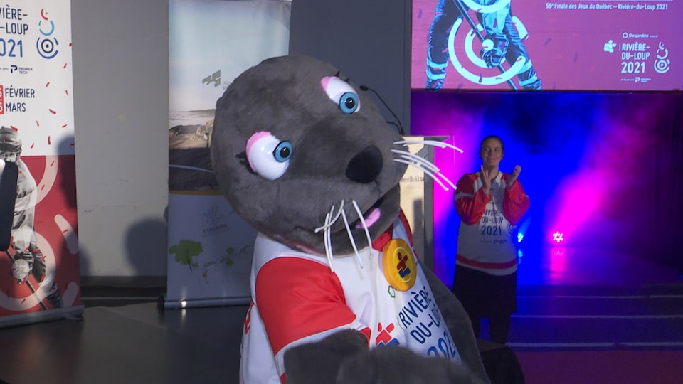 La mascotte, qui représente un phoque, est présentée lors d'une conférence de presse.