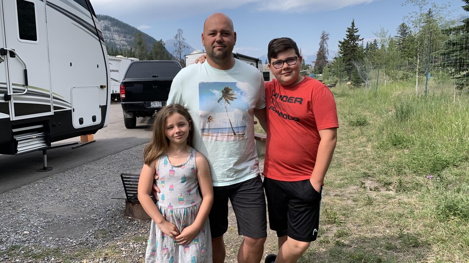 Louis Coulombe, son fils et sa fille sur leur site de camping.