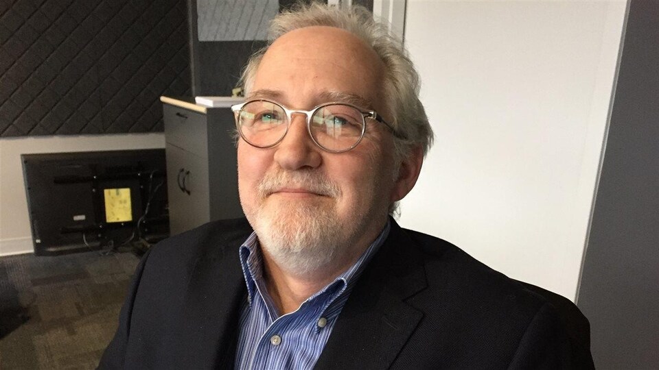 Louis Durand assis à Radio-Canada Sudbury.