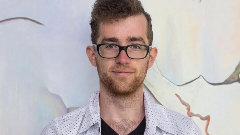 Un jeune homme avec des lunettes