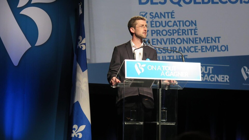 Louis Gagnon au micro lors d'une allocution.