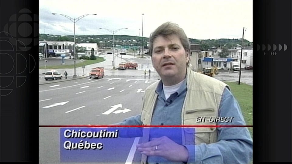 Louis Lemieux dehors près de la rivière Saguenay. 