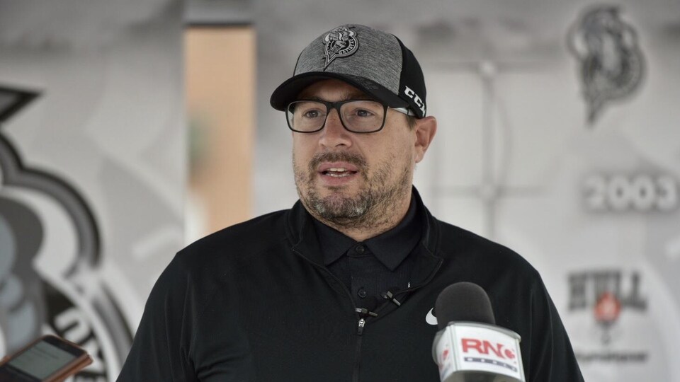 Louis Robitaille répond aux questions des journalistes.