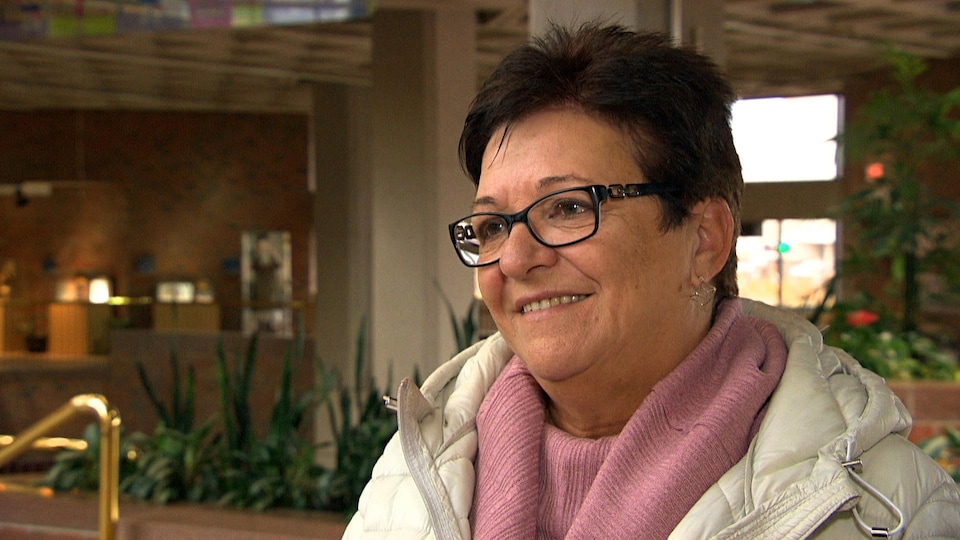 Louise Boudrias sourit durant une entrevue à l'hôtel de ville de Gatineau.