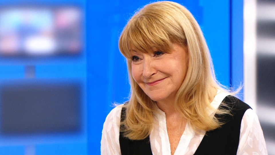 Louise DesChâtelets, souriante, sur le plateau de l'émission 24 heures en 60 minutes. 