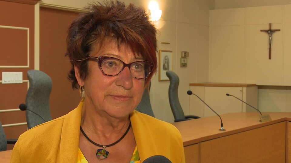 Louisette Doiron-Catto dans le bureau du conseil municipal