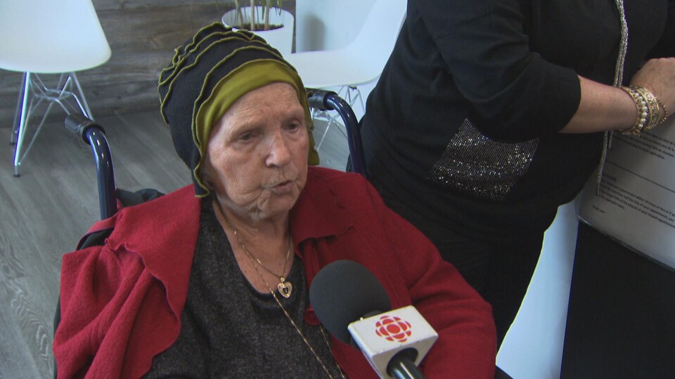 Louisette Parent dans les locaux de la clinique.