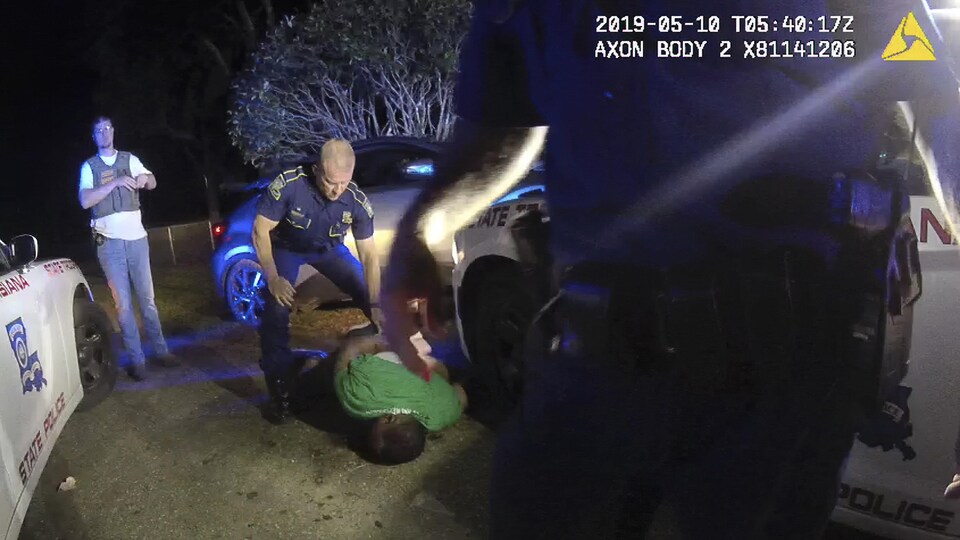 Un homme est allongé par terre lors d'une intervention des policiers de Louisiane.