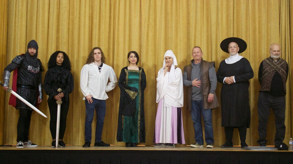 Les acteurs de la pièce Love Ambition in the Spanish Inquisition sur scène.