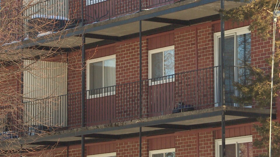 Les balcons d'un immeuble de logements.