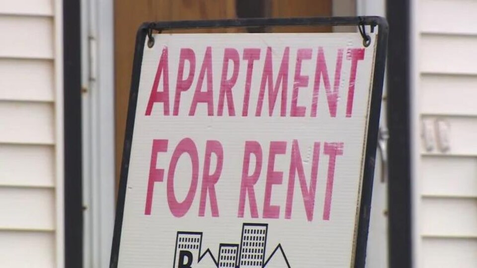 Une pancarte indiquant un logement à louer.