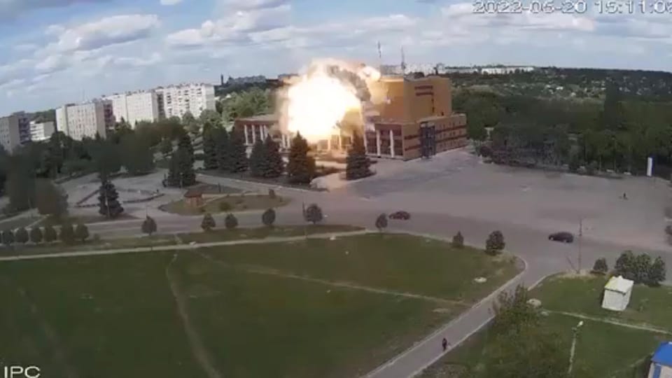 Une capture d'écran d'une vidéo montrant le moment où le missile frappe le centre culturel de Lozova. 