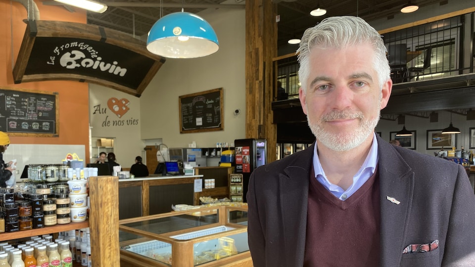 Luc Boivin dans la fromagerie.