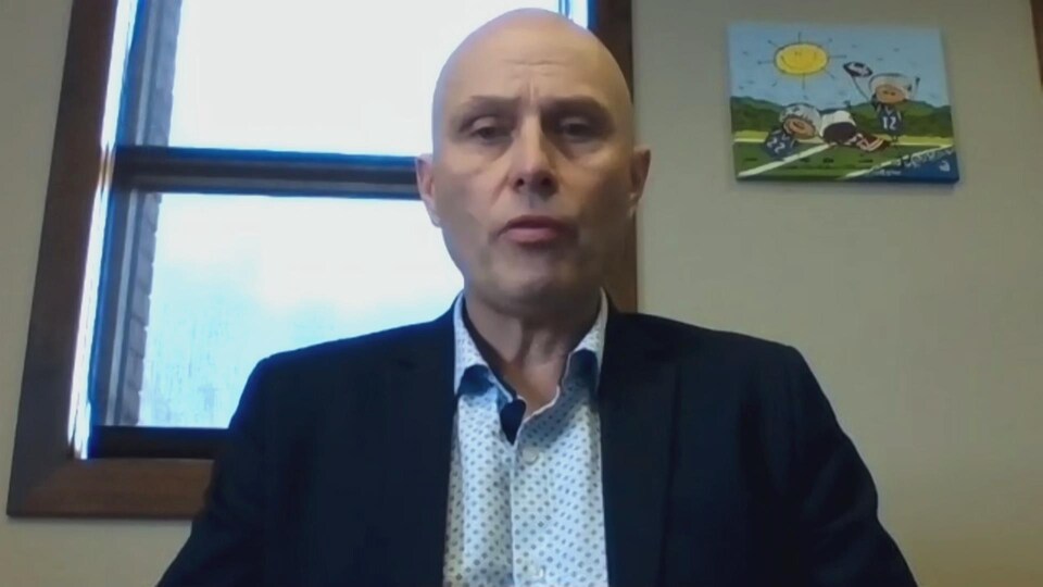 Le directeur général du District scolaire francophone Nord-Ouest, Luc Caron, lors d'un point de presse virtuel jeudi matin.