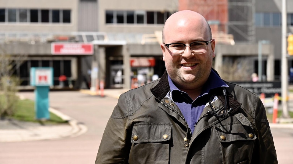 Luc Cormier devant les urgences.