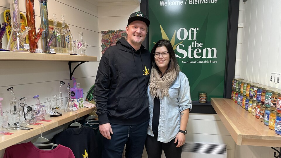 Luc et Julie Dinnissen posent dans leur boutique de cannabis Off the Stem à Kapuskasing.