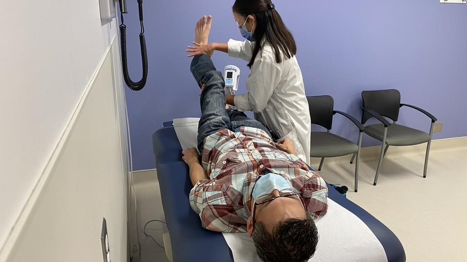 Un hombre sometido a un examen médico.