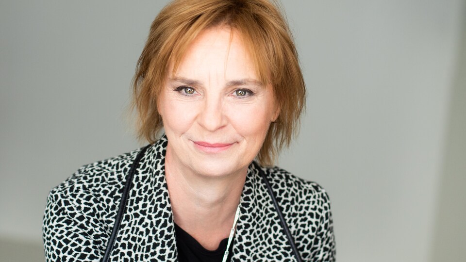 Plan rapproché de Mme Julien.
