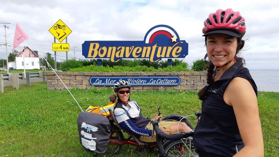 Patrick Beckrich d'Accès-Cycle et Luce Thériault de l'Unité régionale loisir et sport Gaspésie-Îles-de-la-Madeleine parcourent la Gaspésie à vélo.