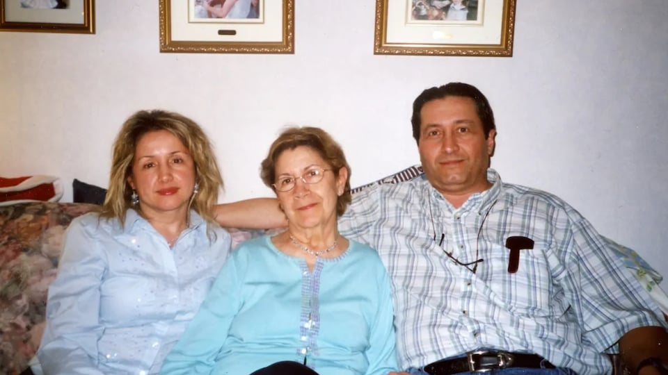 Portrait des trois individus assis sur un canapé.