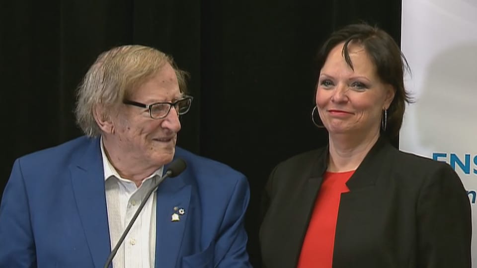 L'ancien sénateur Jean Lapointe et la ministre déléguée Lucie Charlebois lors du point de presse annonçant un programme de prévention du cannabis