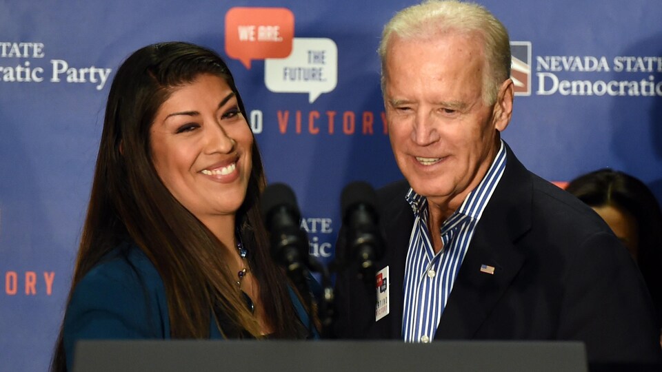 Lucy Flores et Joe Biden partagent une tribune.