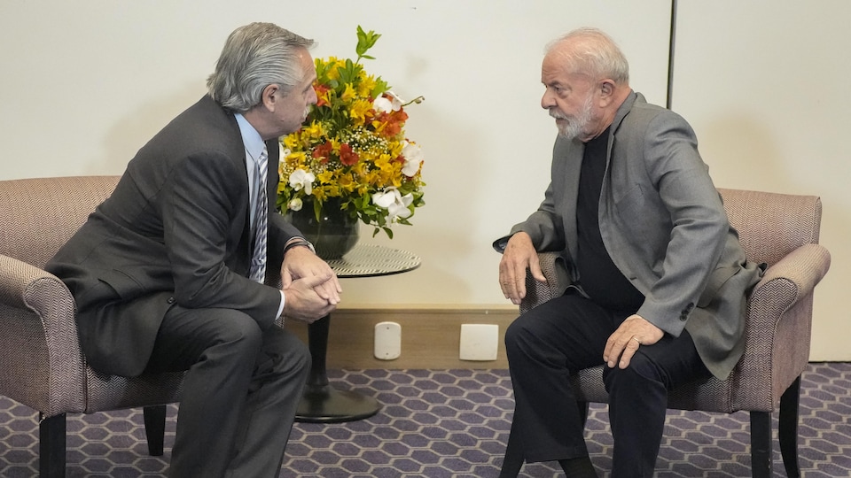 Les deux hommes discussent lors d'une rencontre officielle.