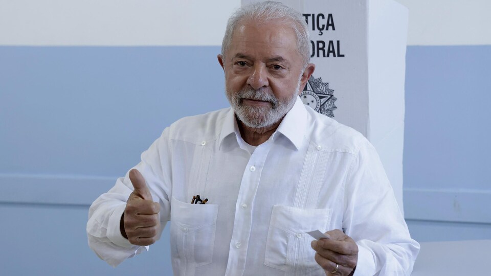 Luiz Inacio Lula da Silva lève le pouce pour la photo.