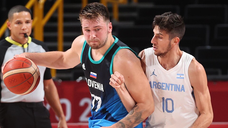 Le Slovène tente de déjouer l'Argentin Leandro Nicolas Bolmaro lors des Jeux olympiques de Tokyo.