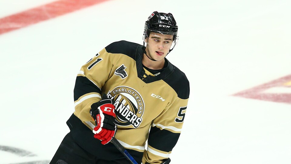 Lukas Cormier sur la glace avec un chandail des Islanders de Charlottetown.