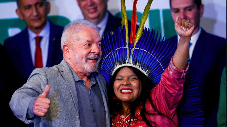 Le président Lula et la nouvelle ministre autochtone Sonia Guajajara célèbrent leur victoire.