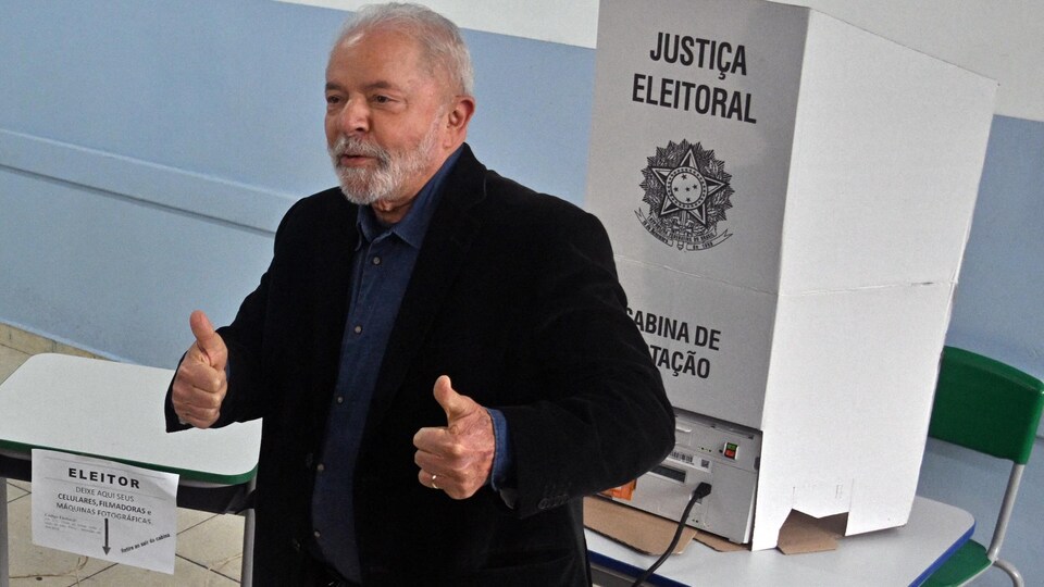  Luiz Inacio Lula da Silva lève les pouces dans un bureau de vote
